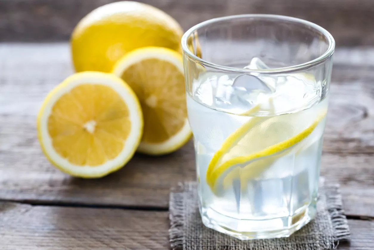 مياه الليمون تحمل الكثير من الفوائد على بشرتكِ ورشاقتكِ، لكنّ لا تتناوليها في المطعم!