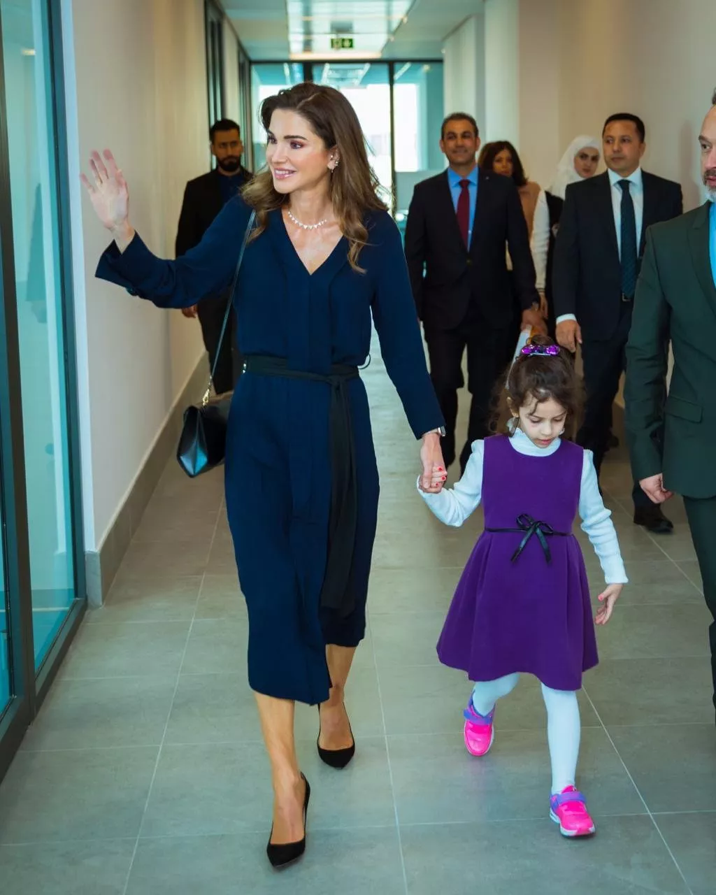 الملكة رانيا تختار إطلالة من Zara للإحتفال بتخرّج الفوج الثاني من أكاديميّتها لتدريب المعلّمين