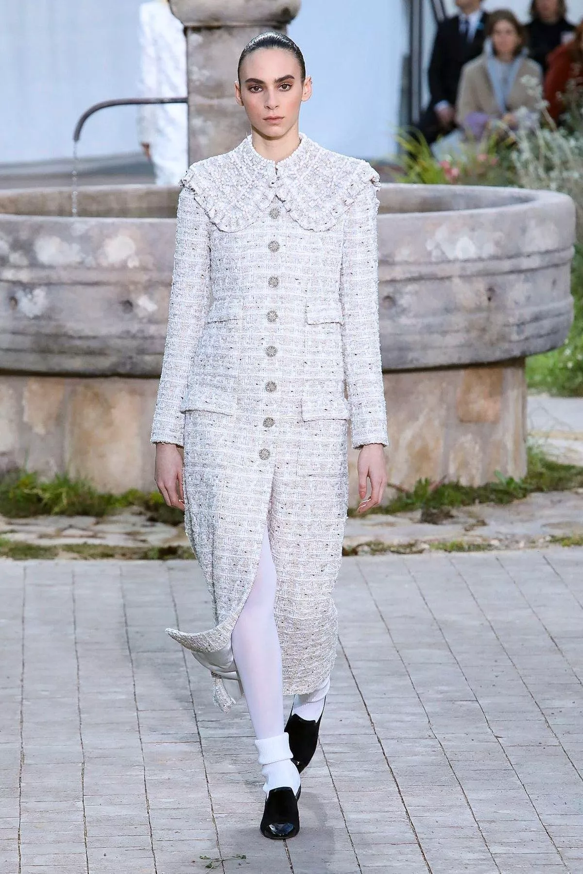 مجموعة Chanel للخياطة الراقية لربيع 2020: إطلالات مستوحاة من الدير الذي أمضت فيه Coco Chanel طفولتها