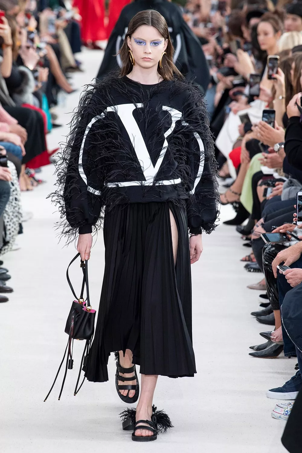 عرض Valentino لربيع 2019 ضمن أسبوع الموضة الباريسيّ: Pierpaolo Piccioli يُحوّل تصاميم الكوتور إلى أزياء جاهزة