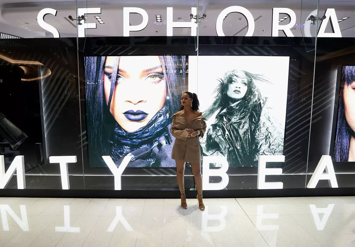 Rihanna تقدّم دورة في المكياج لأوّل مرّة في دبي