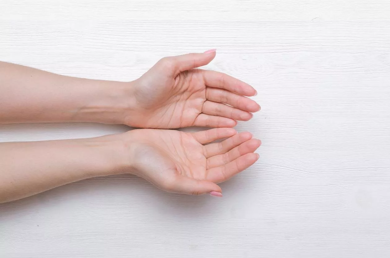 8 مكوّنات طبيعية تساعد في الحد من تعرق اليدين والقدمين