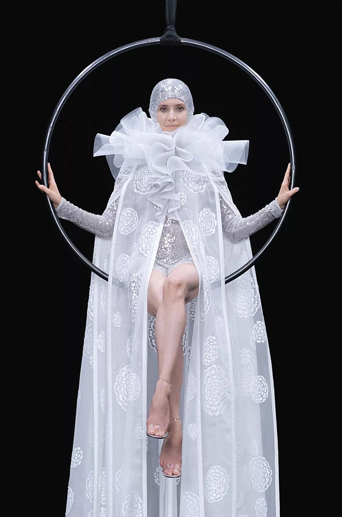 مجموعة Valentino للخياطة الراقية لخريف 2020: تصاميم حالمة تجمع بين الإنسان والعالم الرقمي
