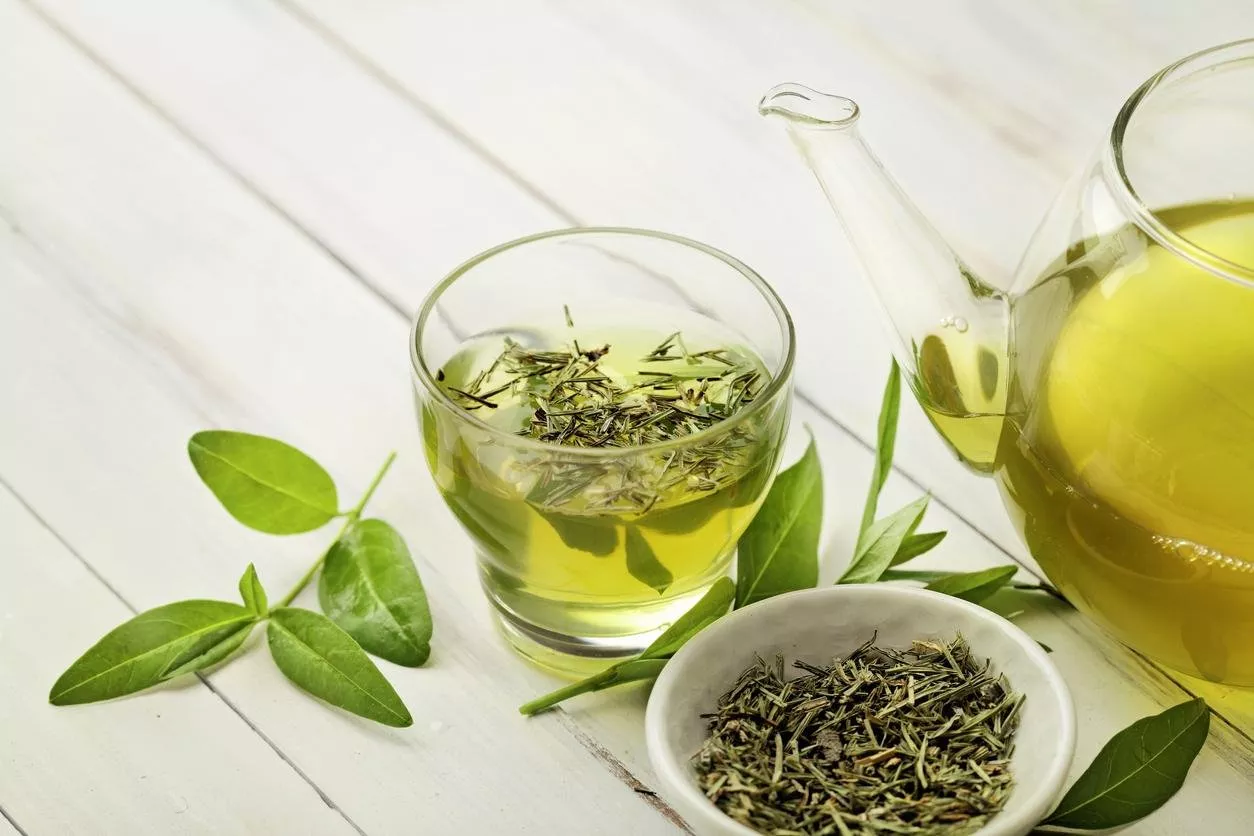 5 طرق لإضافة الشاي الأخضر إلى روتين العناية بالبشرة الخاص بكِ