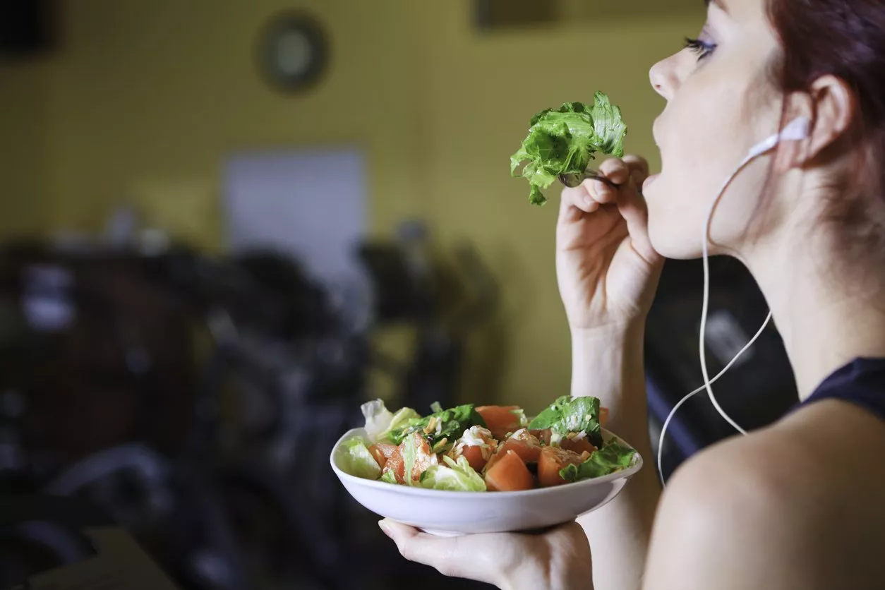 لماذا لا يجب تناول الخضراوات النيئة بعد الانتهاء من التمارين الرياضية؟
