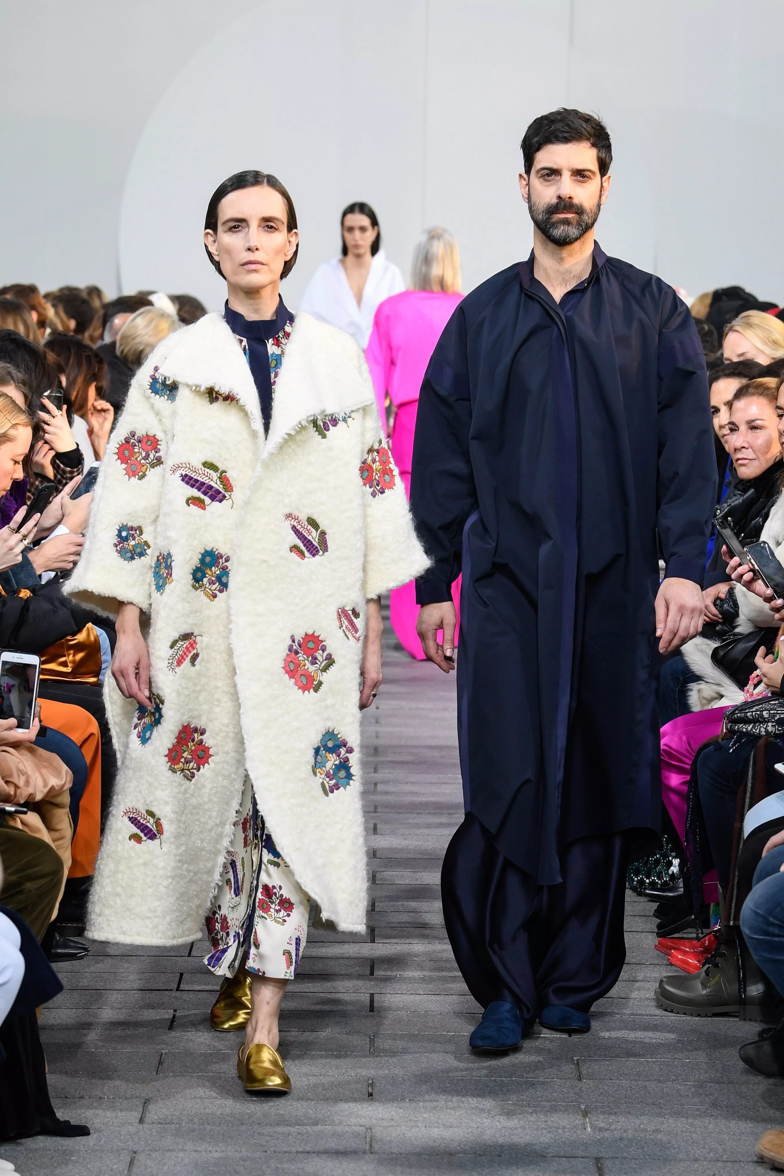 مجموعة Maison Rabih Kayrouz للأزياء الجاهزة لخريف 2019: تصاميم فضفاضة ذات قصّات غير تقليدية!