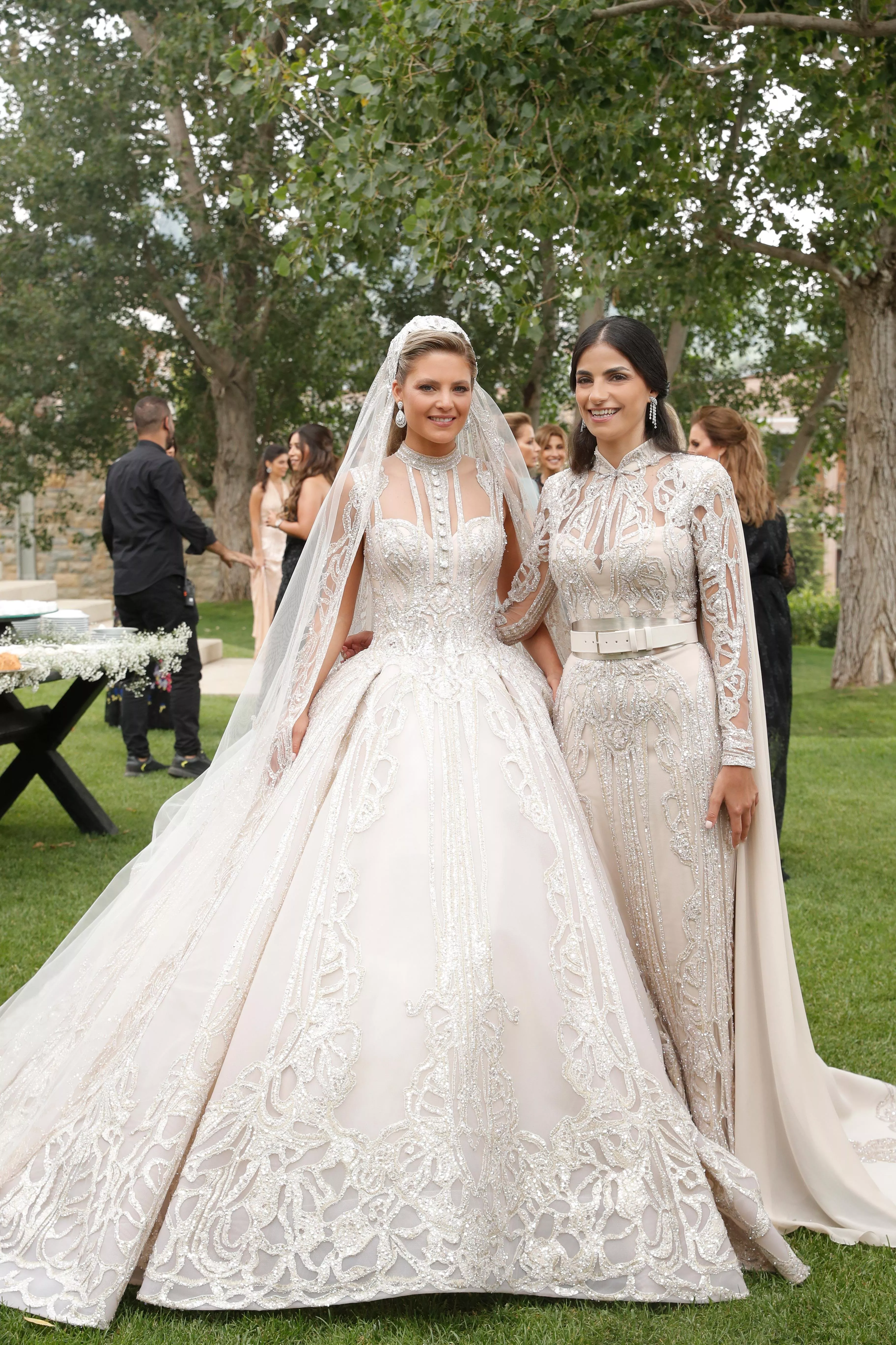 إطلالتان ساحرتان لوالدة وإشبينة العروس كريستينا مراد خلال مراسم الزفاف الرسمية