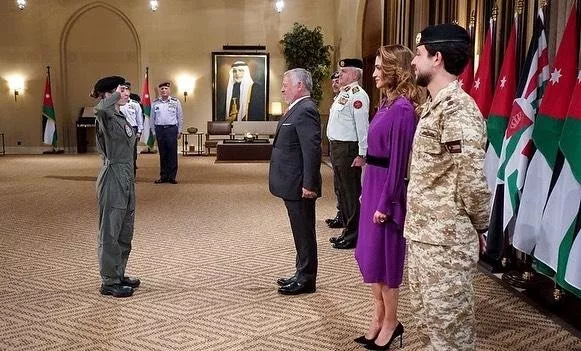 الأميرة سلمى بنت عبدالله الثاني أوّل أردنية تقود طائرة حربية، والملك يقلّدها!
