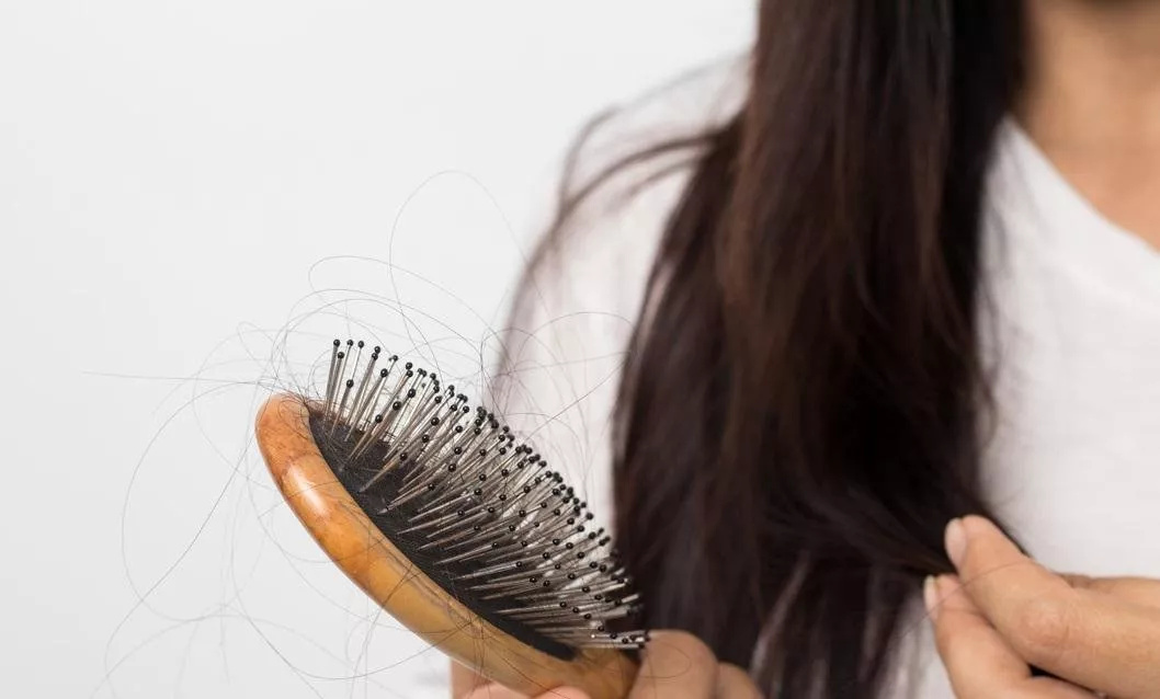 ما هي المشاكل الصحية التي تسبب تساقط الشعر؟