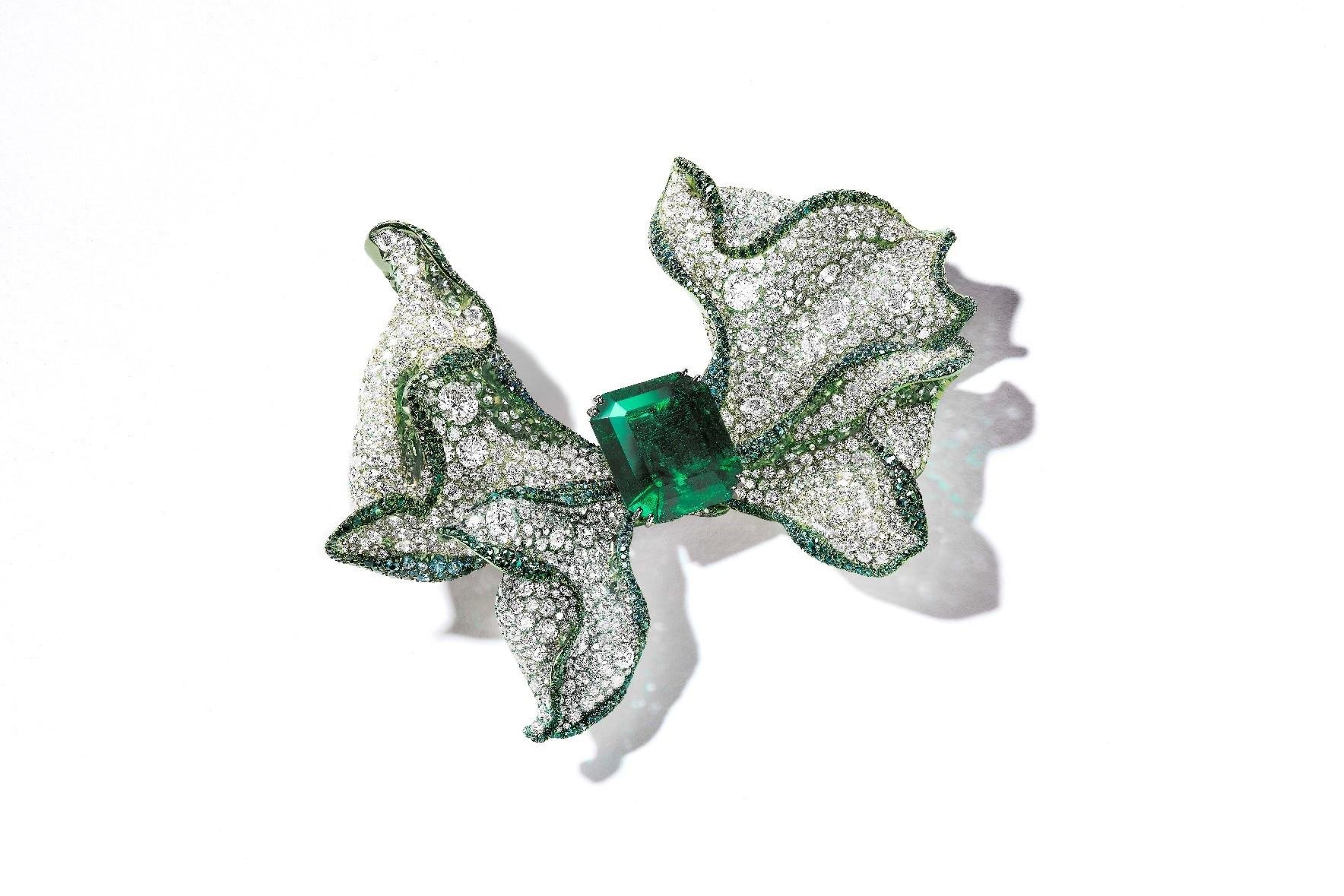 مجموعة مجوهرات Cindy Chao The Art Jewel - مجموعة Black Label Masterpieces - المعرض الفني العالمي Masterpiece London - بروش Emerald Ribbon