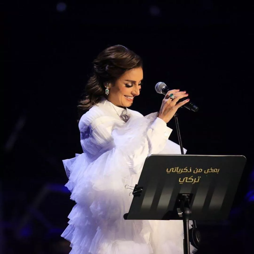 إطلالات كل من اصالة، انغام وداليا مبارك في موسم الدرعية: الأبيض طغى على لوكاتهنّ