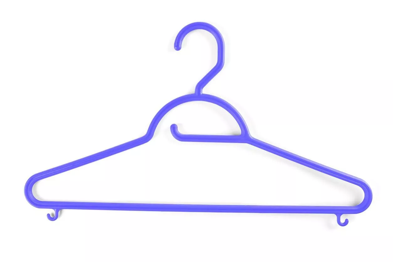 طريقة ترتيب الملابس في الخزانة: هل يجب تعليقها أو طيّها؟