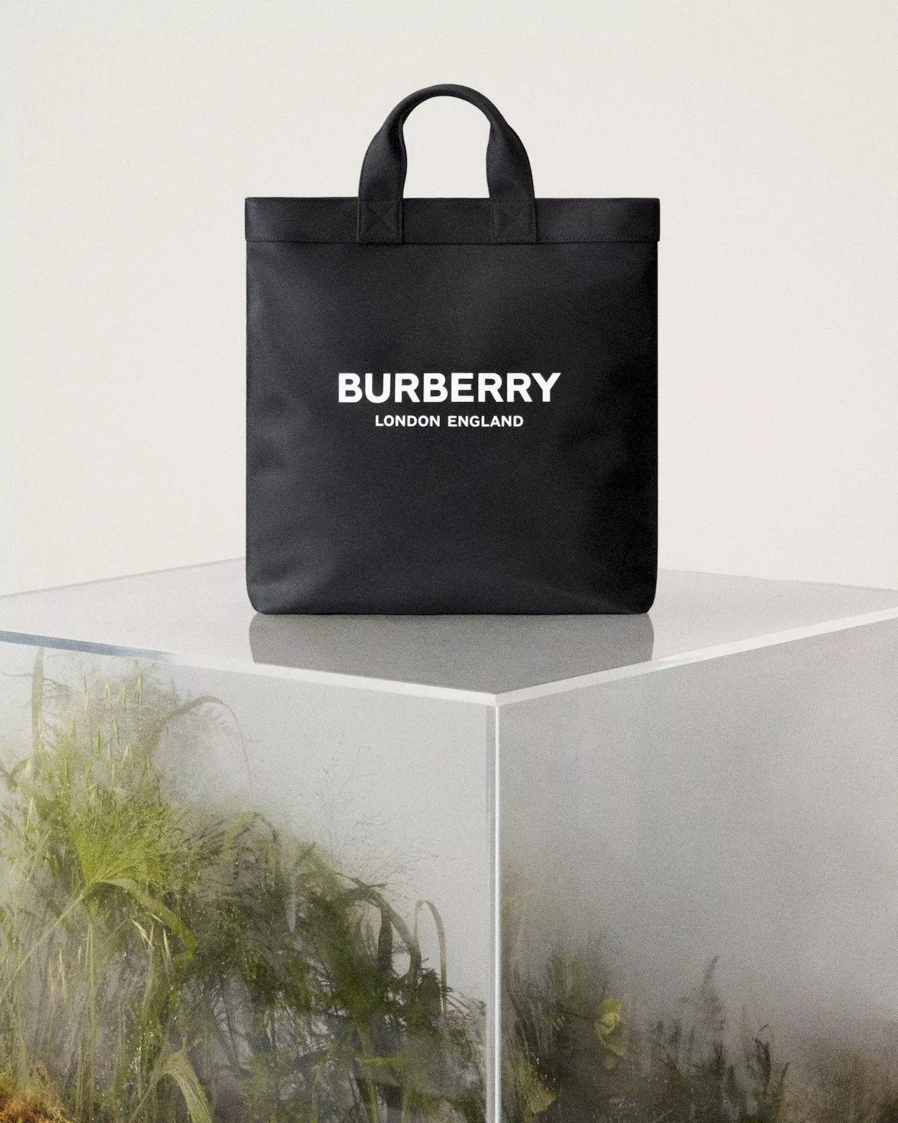 دار Burberry تطلق المجموعة الكبسولية ReBurberry Edit المصنوعة من أحدث المواد المستدامة