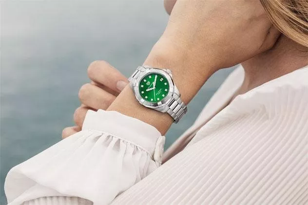 تاغ هوير تُضيف تصميمين جديدين للرجال والنساء باللون الأخضر الزمرّدي، إلى مجموعة ساعات أكواريسر