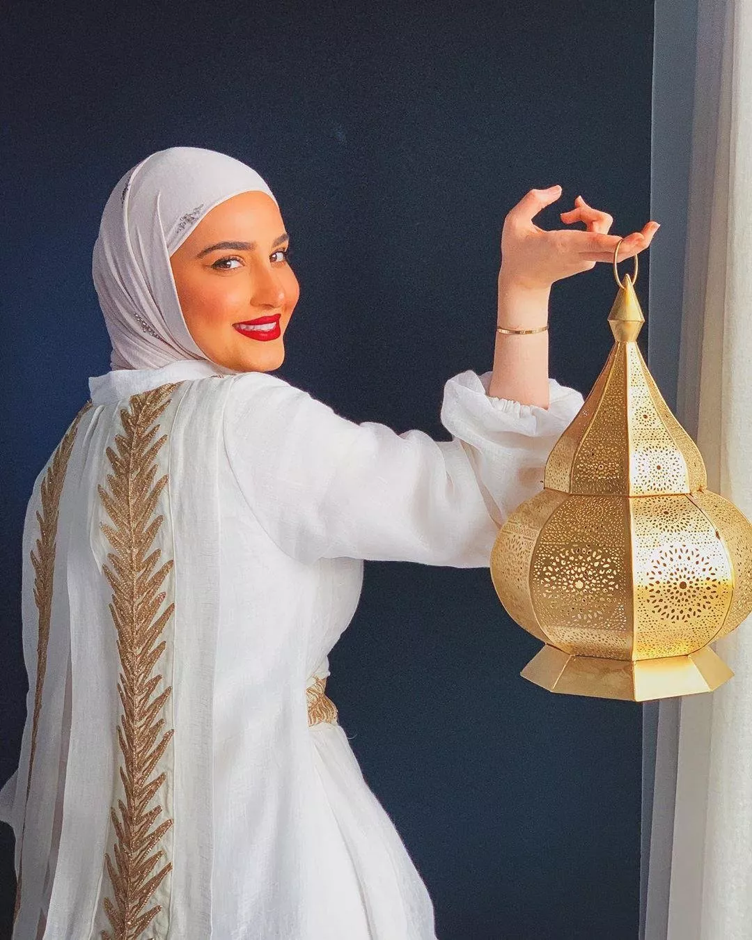 اللون الأبيض هو الأكثر رواجاً للعبايات: اعتمديه في رمضان