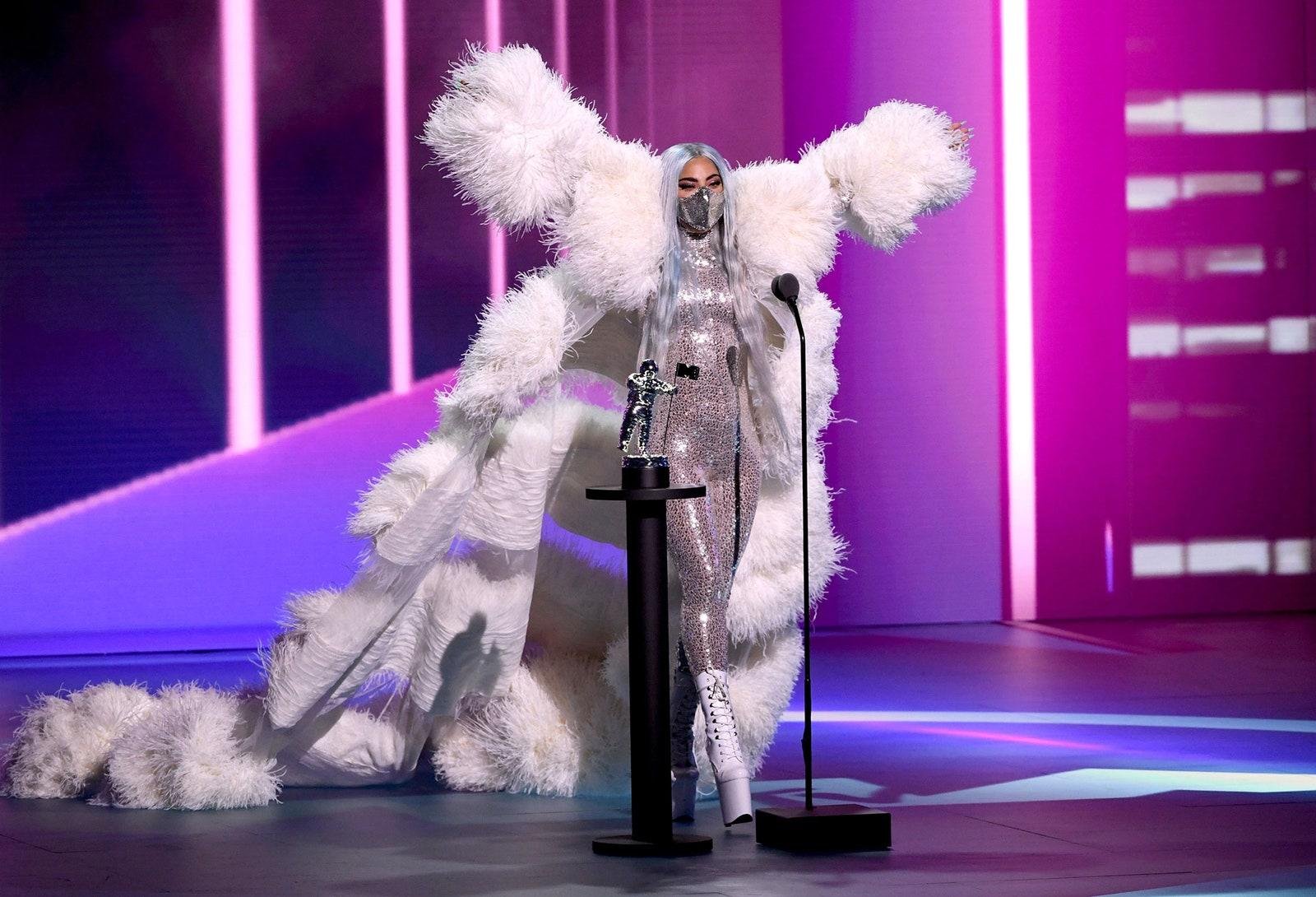 إطلالات النجمات VMAs