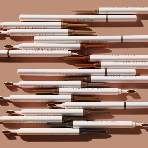 Fenty Beauty تُطلق قلم تحديد الحواجب Brow MVP Ultra Fine Brow Pencil & Styler