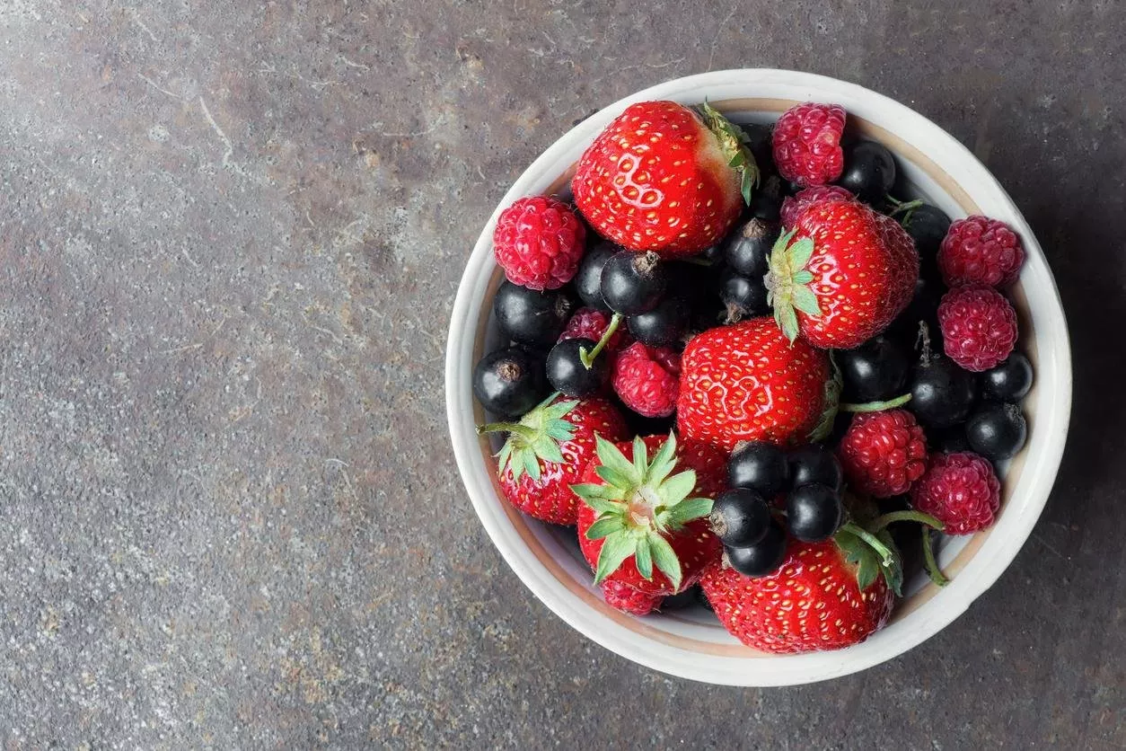 كيف تساعد الفاكهة الحمراء على خسارة الوزن؟