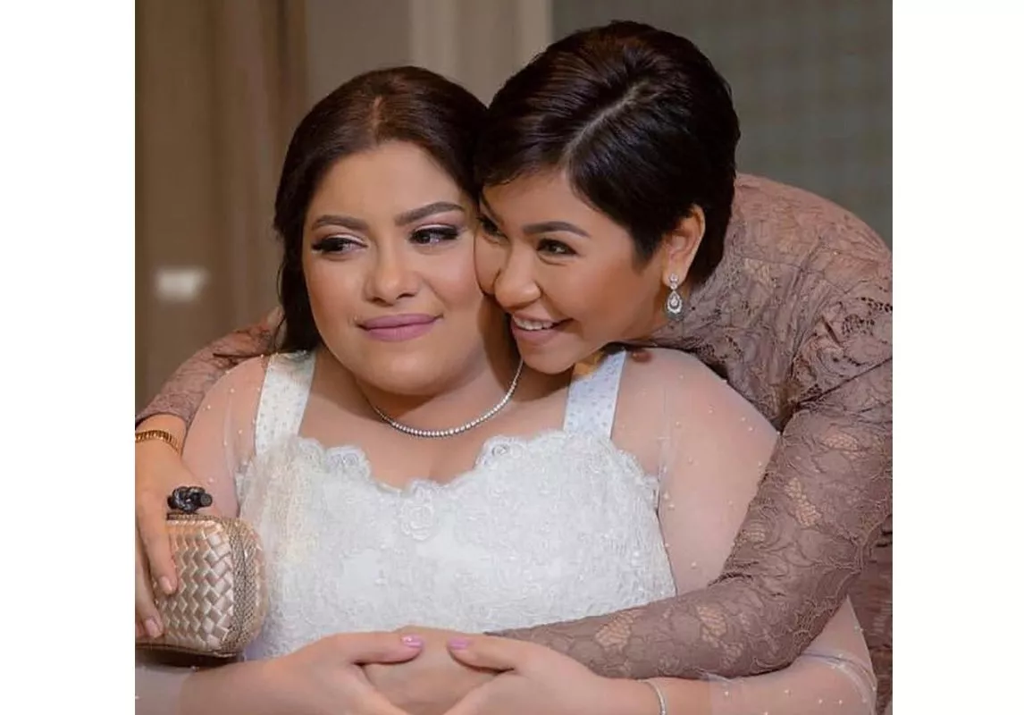 شيرين عبد الوهاب في حفل زفاف شقيقتها: إطلالتان مختلفتان جمعتهما البساطة!