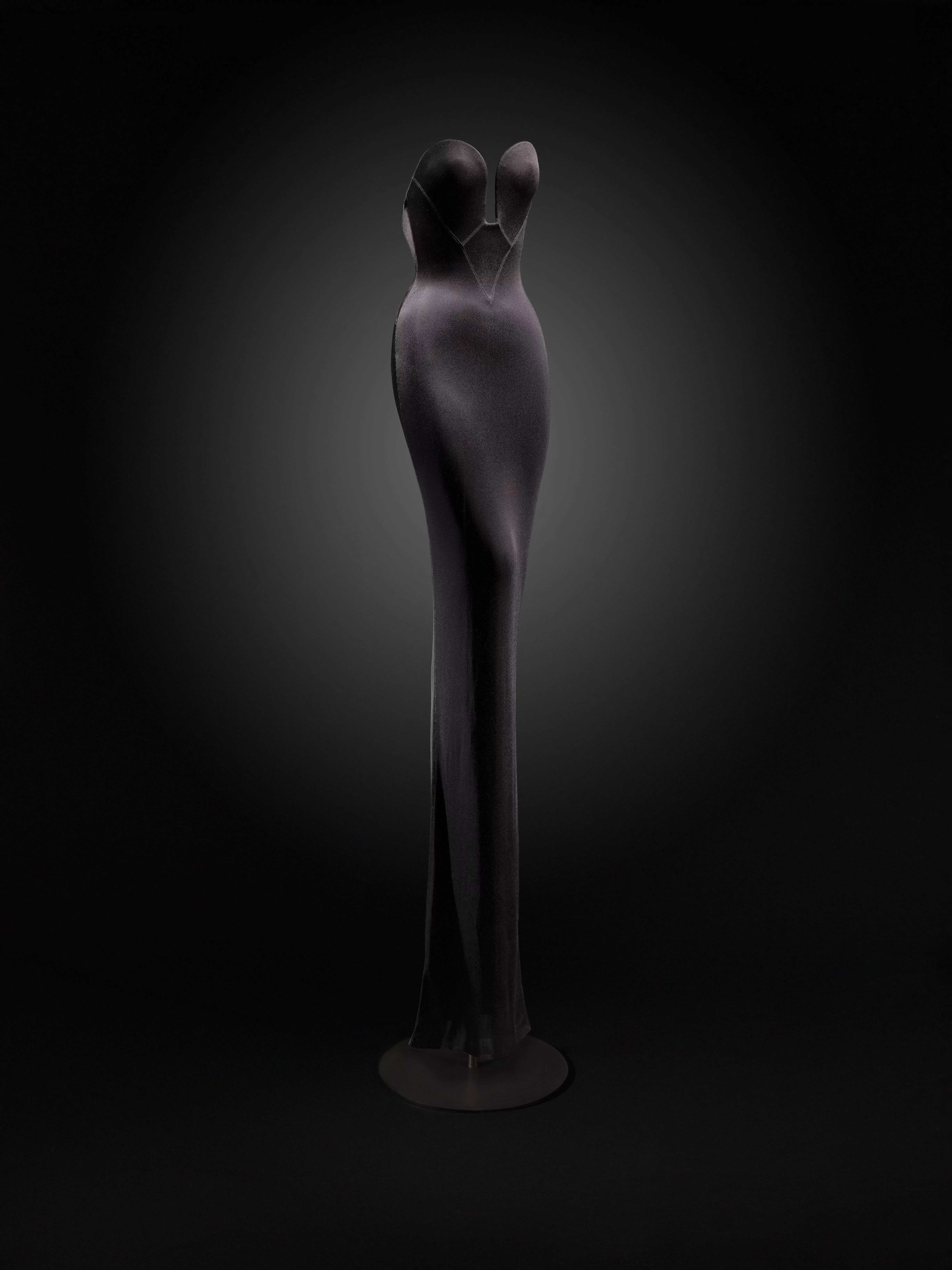 إنطلاق معرض Sculptors of shape لتصاميم Alaïa وBalenciaga في باريس