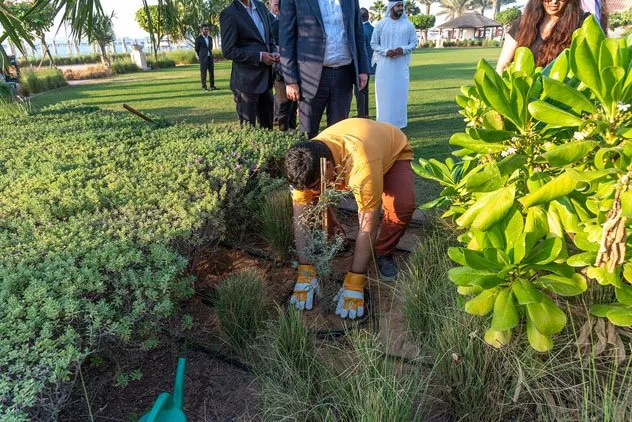 الريتز - كارلتون دبي يحتفي بعام زايد والذكرى الـ47 لليوم الوطني الإماراتي من خلال حملة لزراعة أشجار الغاف