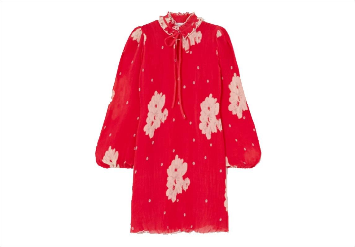 فستان احمر من Ganni، موجود لدى موقع NET-A-PORTER وسعره 214 دولار