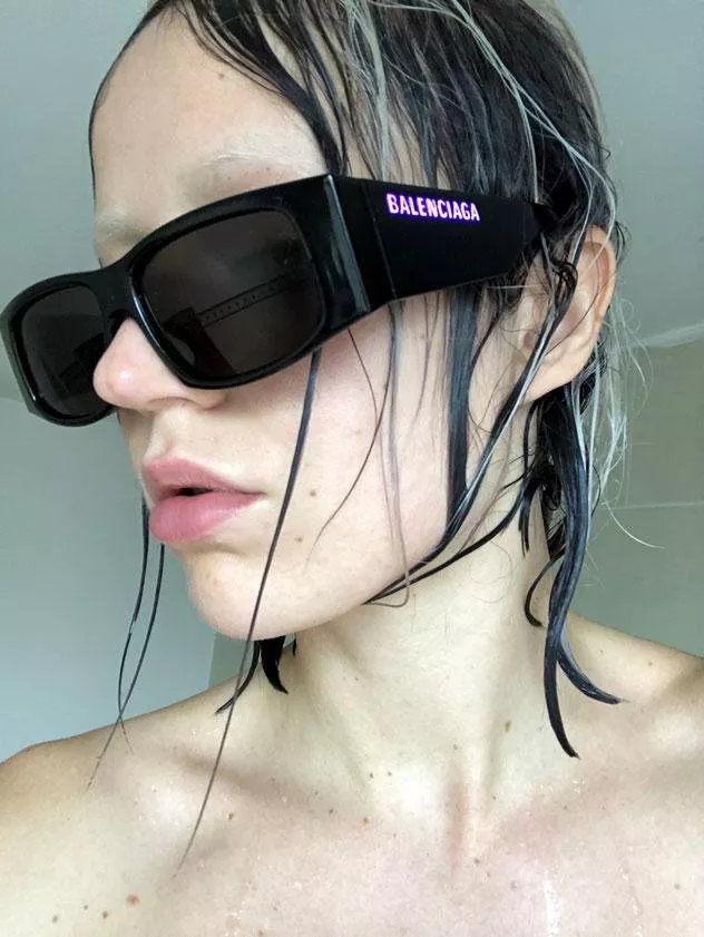 بالنسياغا تطرح مجموعة نظارات صيف 2020 مع إطار مزوّد بصمام ثنائي باعث للضوء (LED)
