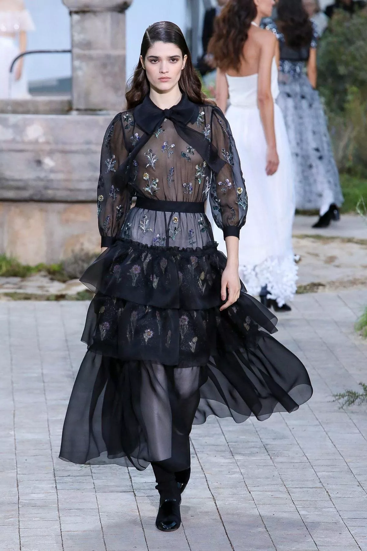 مجموعة Chanel للخياطة الراقية لربيع 2020: إطلالات مستوحاة من الدير الذي أمضت فيه Coco Chanel طفولتها