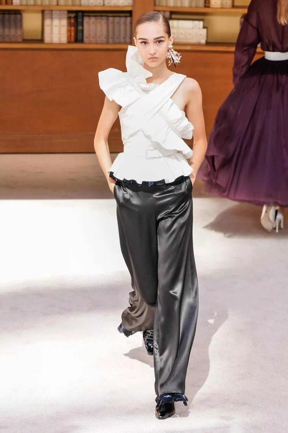 مجموعة Chanel للخياطة الراقية لخريف 2019: الطابع الشبابي يسيطر بخفّة وأنوثة منكّهاً بلمسة الدار الأيقونية