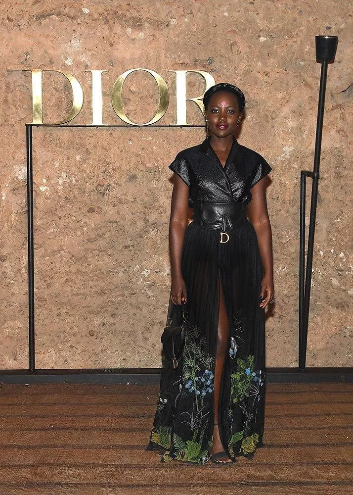 حزام Saddle من Dior يشكّل هوس النجمات والفاشينيستا في الآونة الأخيرة