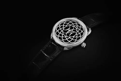 ساعة Arceau H Déco من Hermès: أناقة عصرية بزخرفات منمّقة وحرفية عالية
