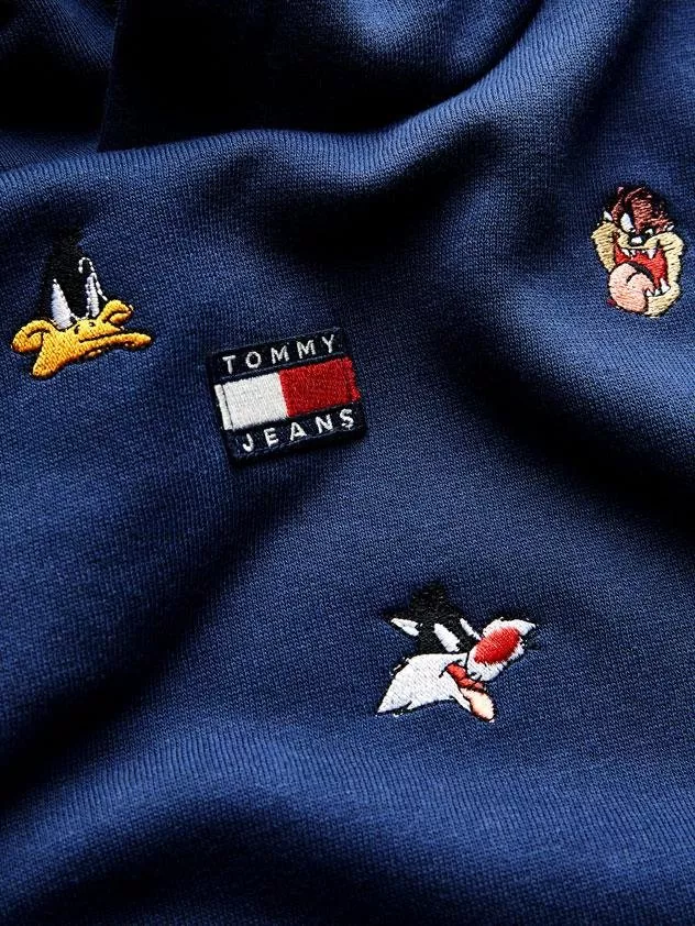 تومي هيلفيغر وشركة وارنر براذرز تطرحان مجموعة Tommy Jeans Looney Tunes® الكبسولية