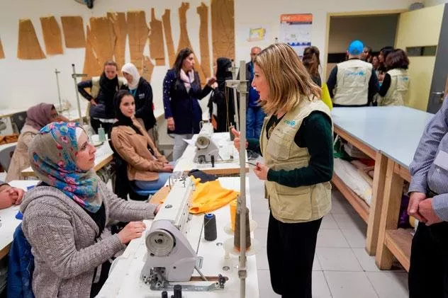 إنجي شلهوب تقابل اللاجئين السوريين في إطار تطوير العمل الخيري