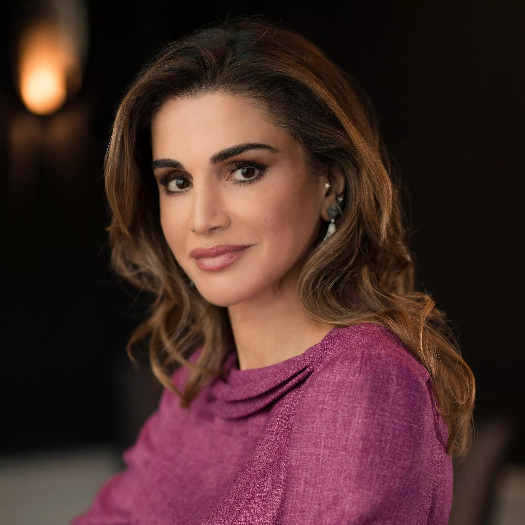 الاميرة ديانا أجمل شخصية ملكية في العالم، تَليها الملكة رانيا!