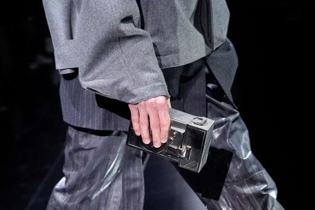 Dunhill تطلق تصميمها الجديد من حقيبة القفل
