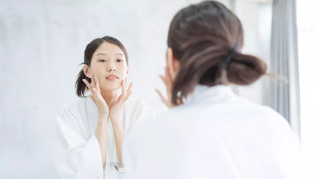 كيف تعزّز المرأة اليابانية الكولاجين في بشرتها لوجه خالٍ من التجاعيد؟