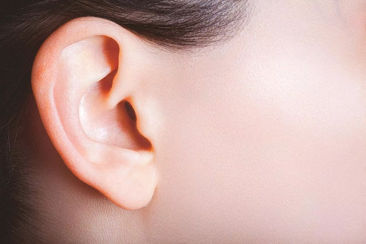 دليلكِ الكامل حول الرؤوس السوداء في الاذن وطرق التخفيف منها