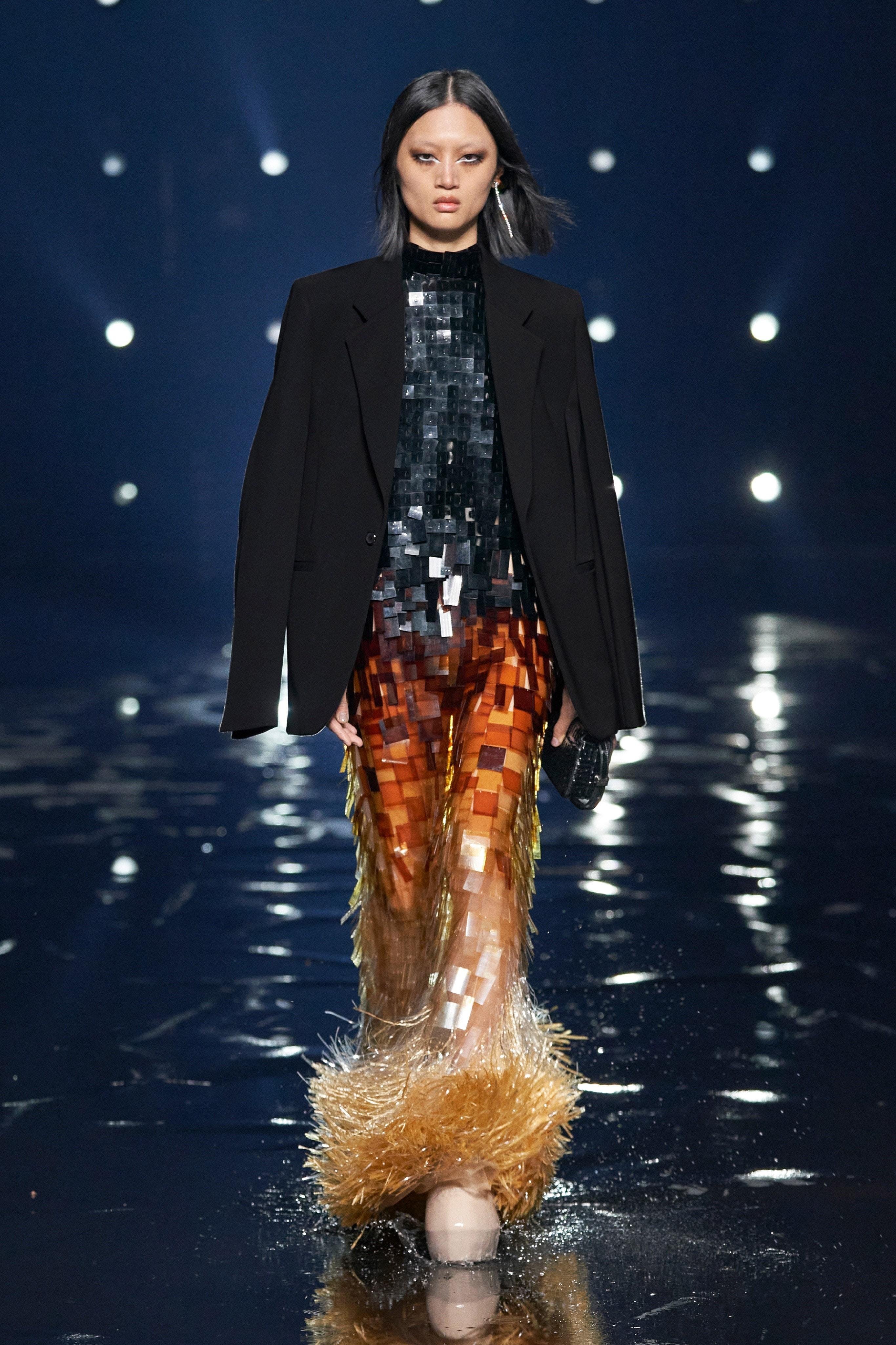 Givenchy جيفنشي  صيحة موضة 2021 2022 موسم خريف دور الأزياء ملابس لامعة براقة س