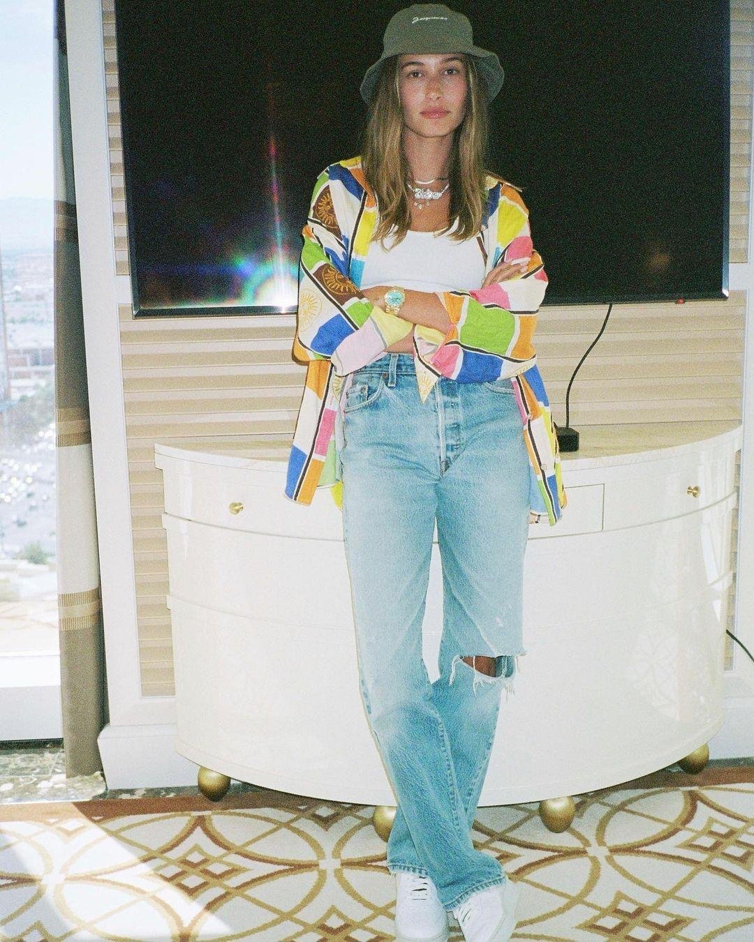 Hailey Bieber جينز مقطع خريف 2021 جينز سروال موديل جينز مقطع