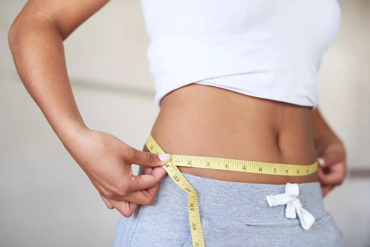 دليلكِ الكامل حول عمليات خسارة الوزن، فوائدها وأضرارها