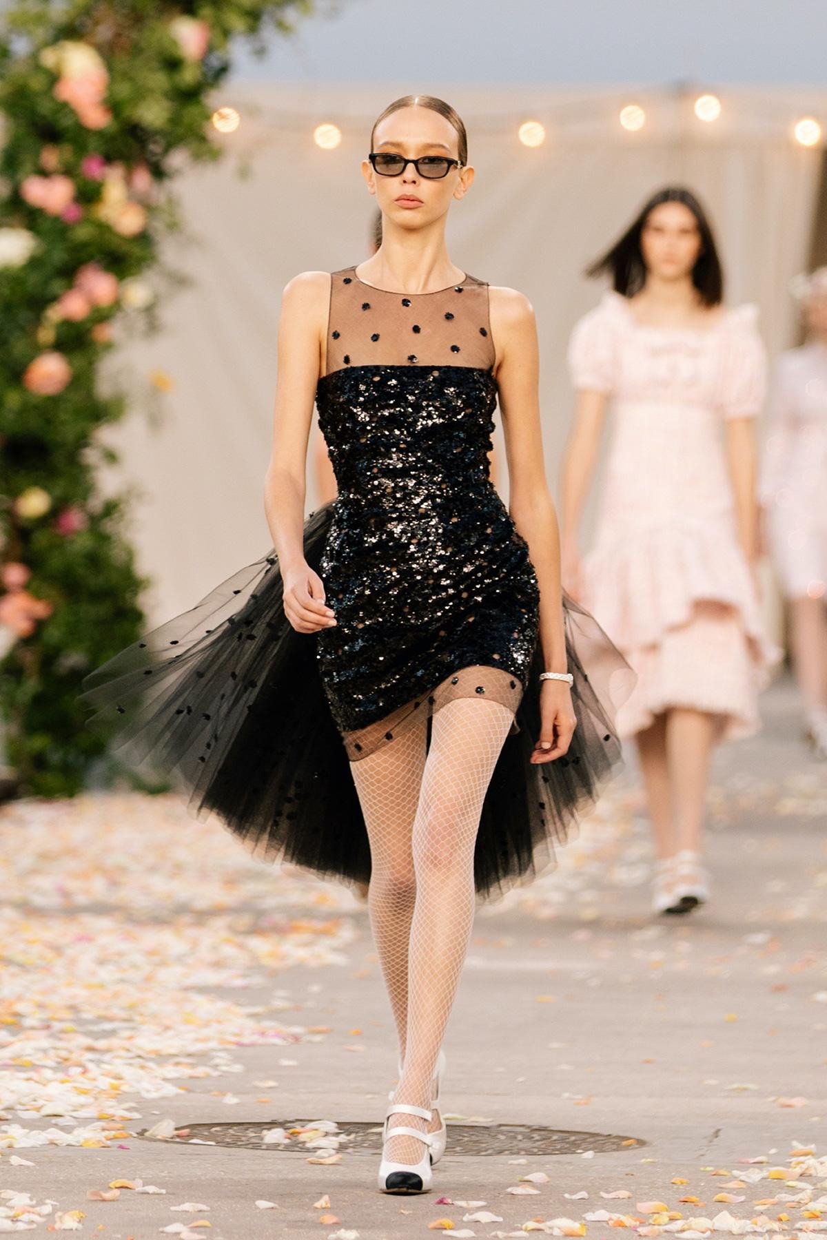 ملابس أيقونية من دار شانيل CHANEL تصميم اسبوع الموضة موضة Iconic Fashion Items Chanel Accessories Coco Chanel Little Black Dress Yachting Pants Breton Shirt LBD Tweed Suit Skirt 