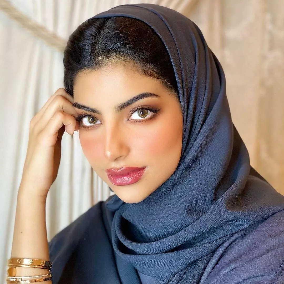 أفضل 12 حساب لنساء عربيات يشاركن فيديوهات جمال ومكياج على تيك توك