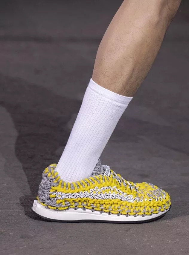 فالنتينو تطلق الأحذية الرياضية Valentino Garavani Crochet