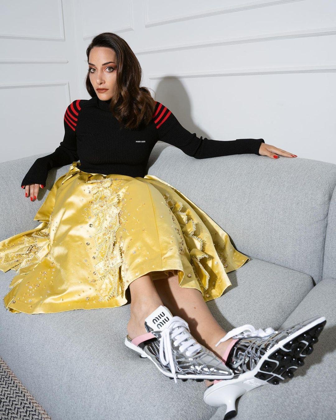 Jessica Wazen جيسيكا وازن على آخر موضة سنيكرز Metallic Technical Fabric Slip-On Mid-Heel Sneakers من Miu Miu