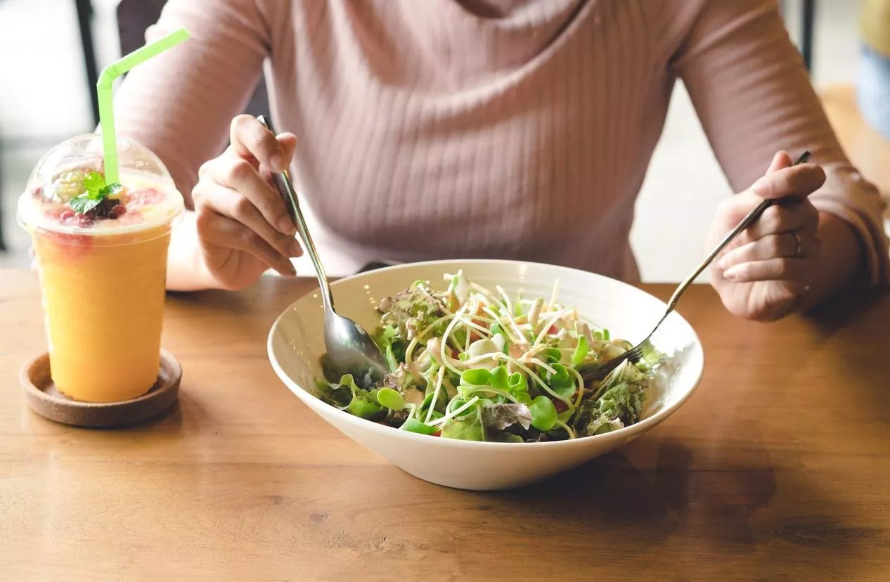 7 نصائح ستساعدكِ على تناول الطعام في الخارج، إذا كنتِ تتّبعين نظام غذائي نباتي