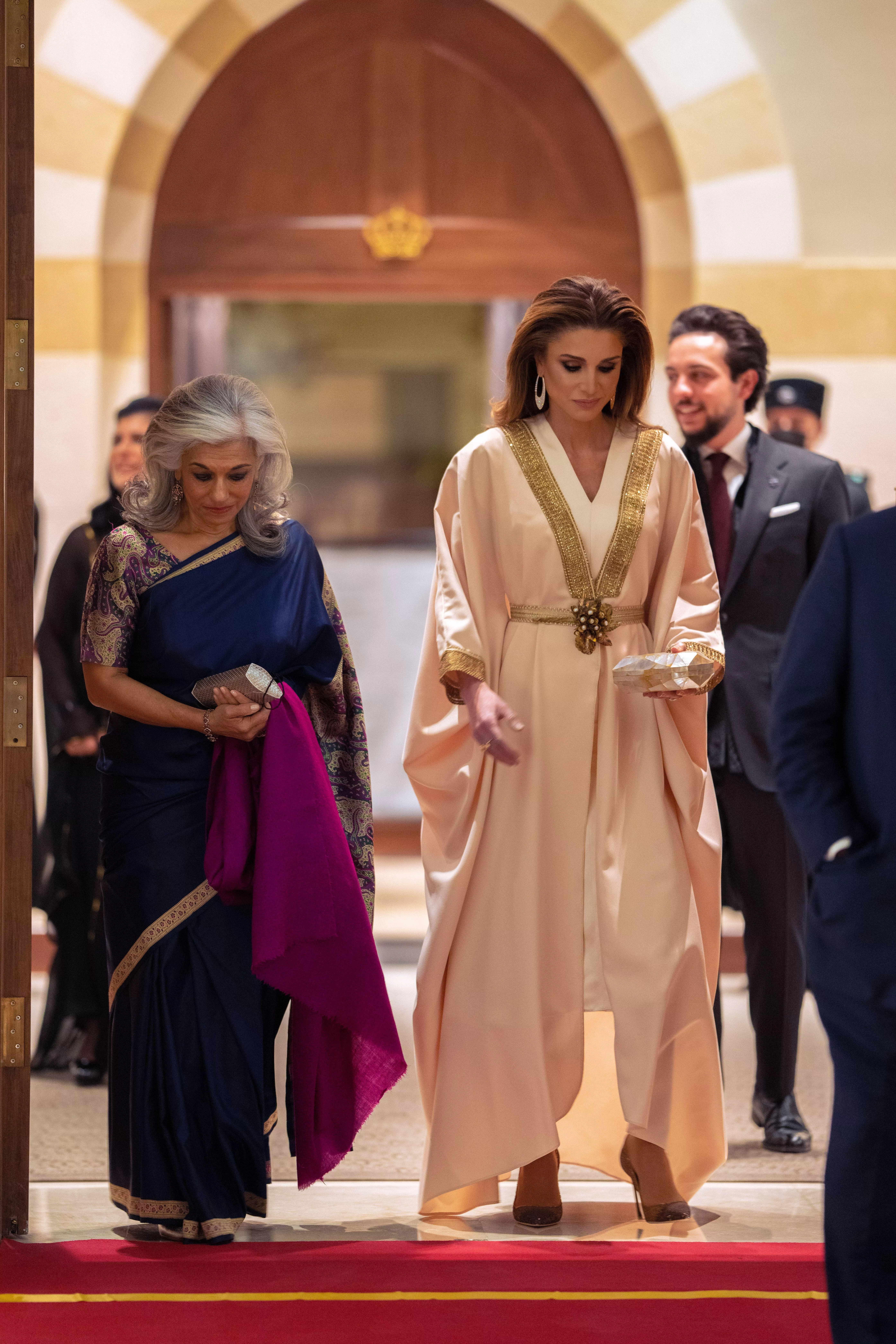 طلّتا الملكة رانيا خلال استقبال الأمير تشارلز والدوقة كاميلا، نافست بهما لوكات الملكات العالميات