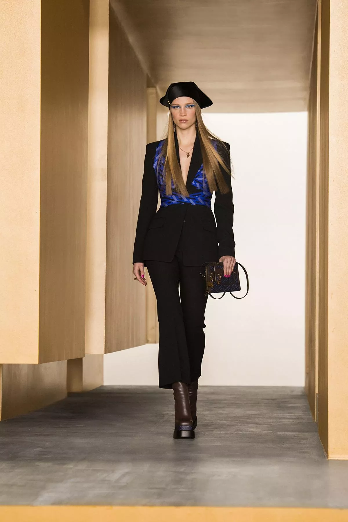 مجموعة Versace للأزياء الجاهزة لخريف وشتاء 2021-2022: متاهة من التصاميم