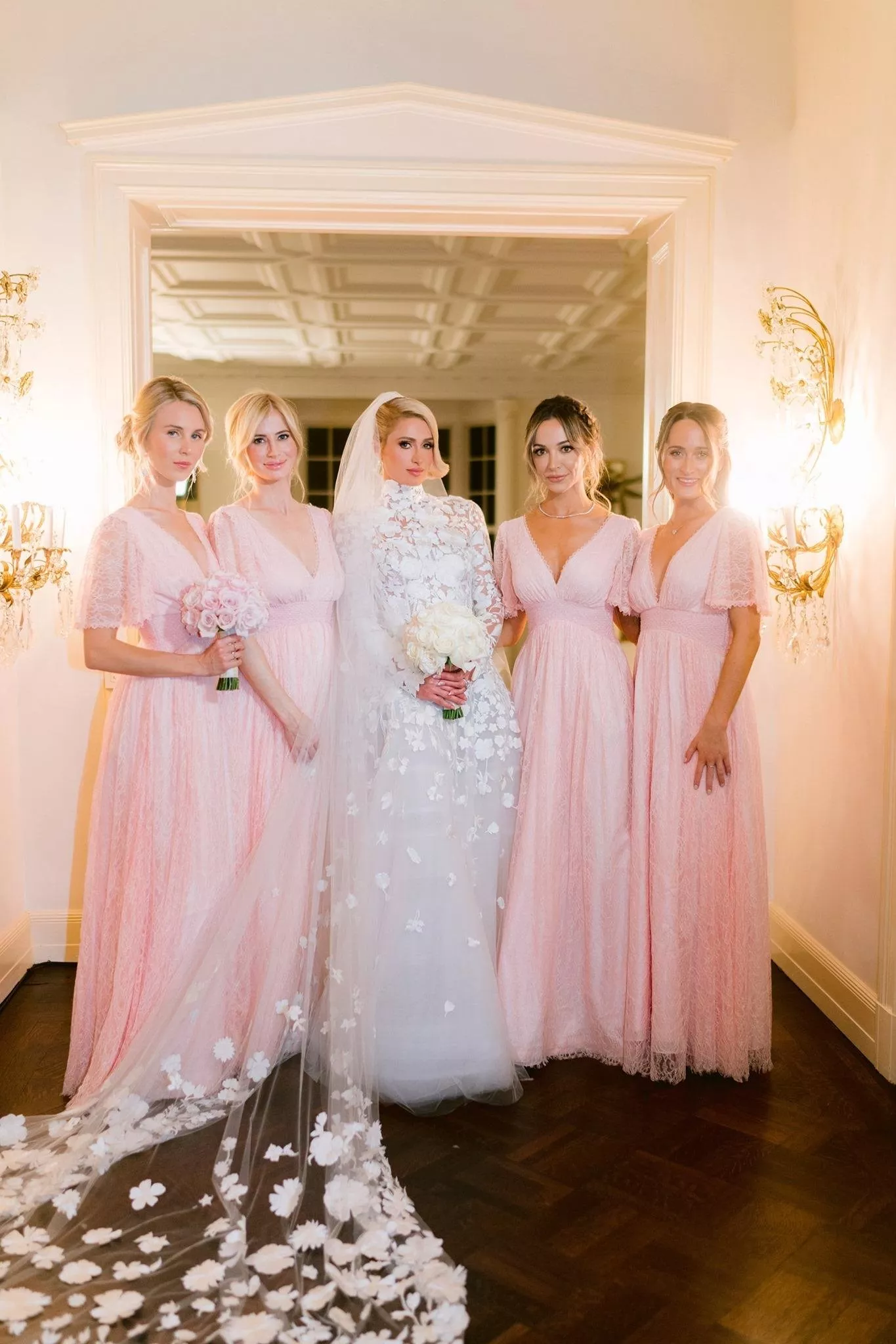 بالصور، زواج Paris Hilton ... إطلالة عروس فخمة وأنثوية