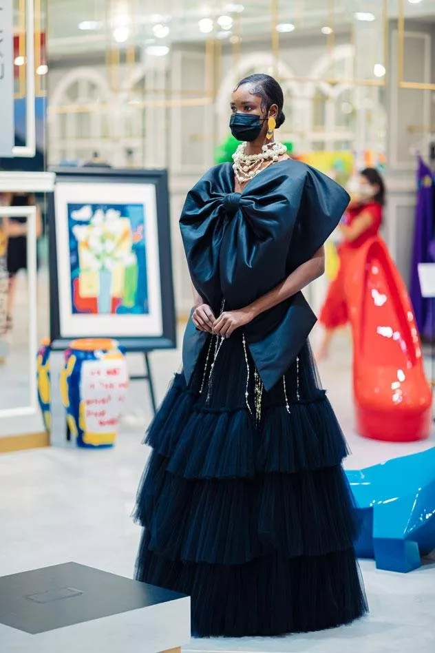 غاليري لافاييت تحتفل بالمواهب الإقليمية في الموضة والفن في معرض التعابير الحديثة