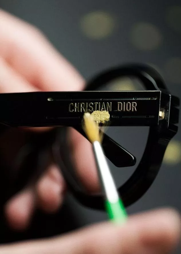 ديور تقدّم المهارة الحرفيّة وراء نظارات ديور سيغنيتشر Dior Signature